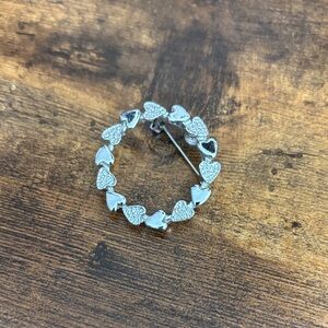 Vintage Signed Brooch GERRY’s Silver Tone Heart Wreath.